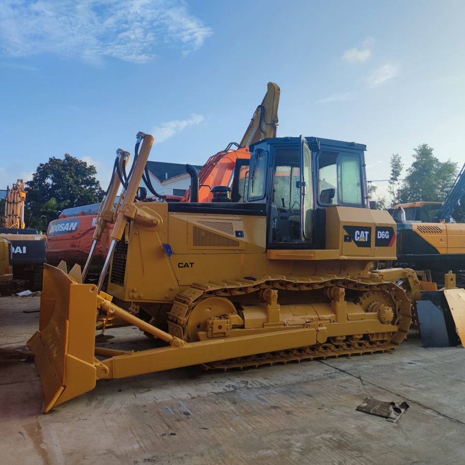 CAT D6G Bulldozer - Buldôzer: foto 1 CAT D6G Bulldozer - Buldôzer: foto 1