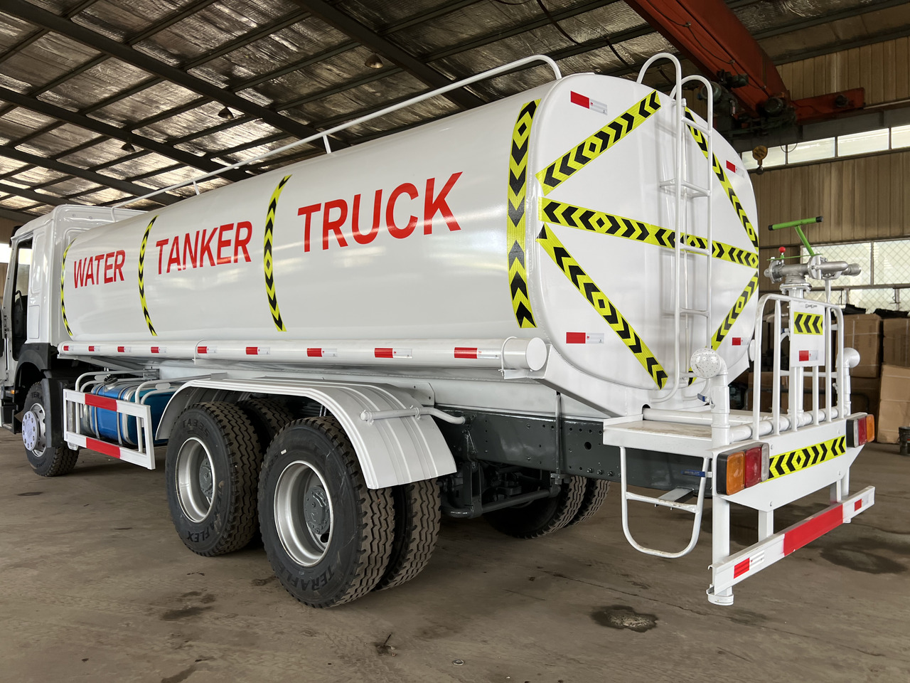 HOWO HOWO water tanker truck - Camião cisterna: foto 3 HOWO HOWO water tanker truck - Camião cisterna: foto 3