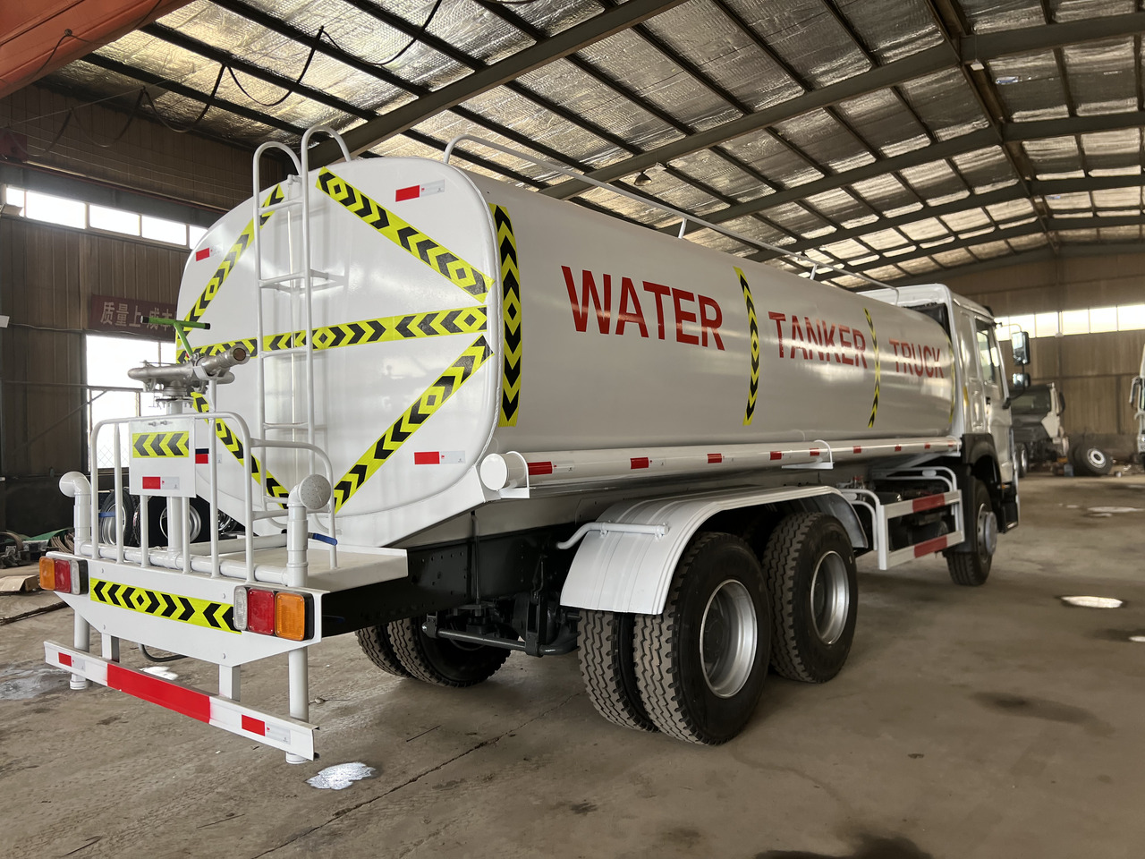 HOWO used water tank truck - Camião cisterna: foto 3 HOWO used water tank truck - Camião cisterna: foto 3