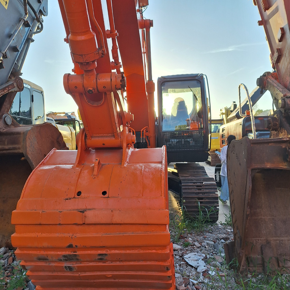 Second hand Hitachi ZX210 excavator - Escavadeira: foto 4 Second hand Hitachi ZX210 excavator - Escavadeira: foto 4