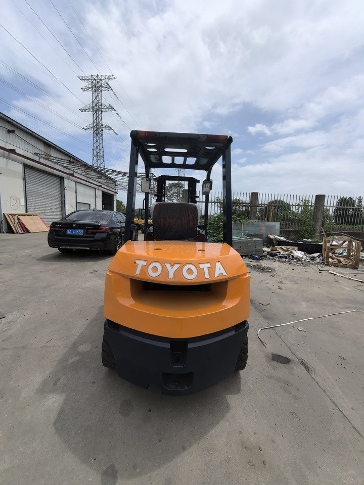 Used Toyota FD30 forklift - Empilhador a diesel: foto 5 Used Toyota FD30 forklift - Empilhador a diesel: foto 5