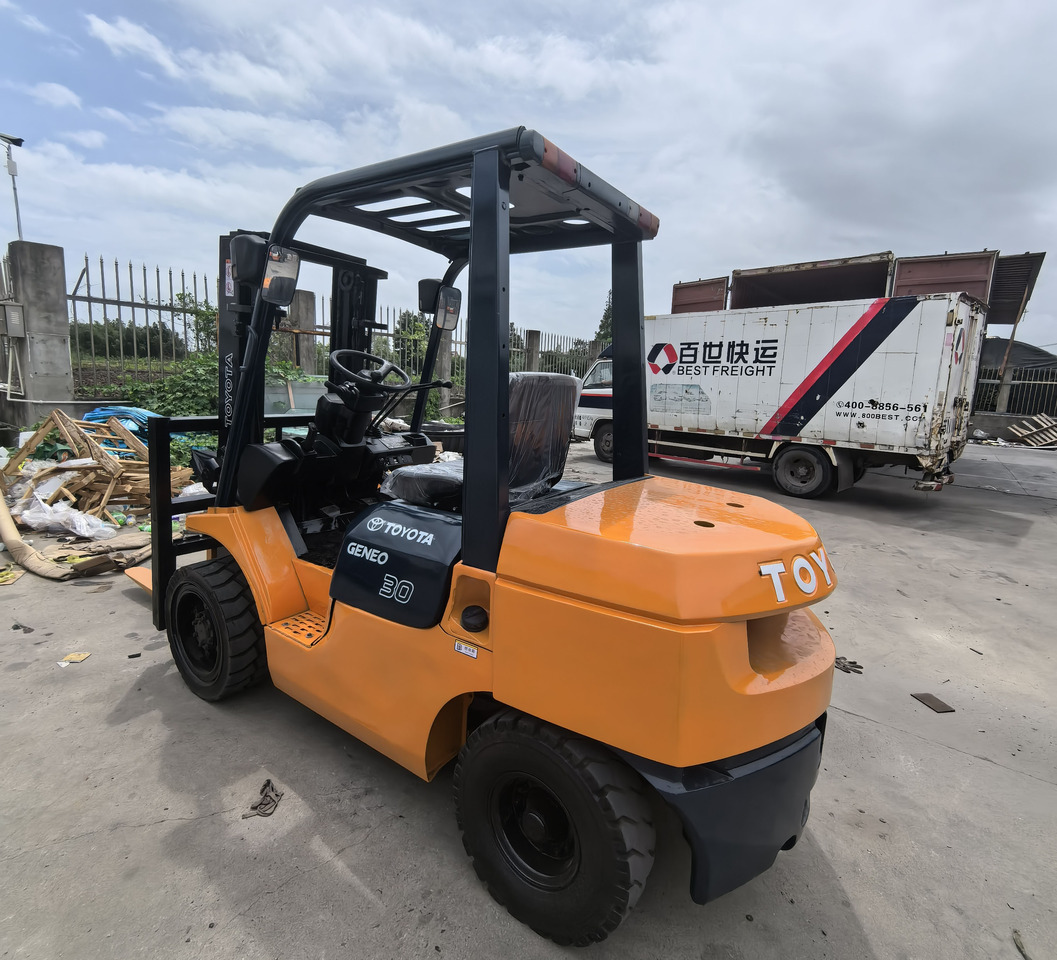Used Toyota FD30 forklift - Empilhador a diesel: foto 5 Used Toyota FD30 forklift - Empilhador a diesel: foto 5