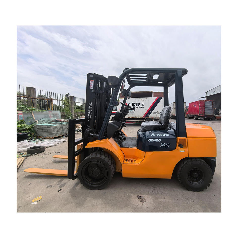 Used Toyota FD30 forklift - Empilhador a diesel: foto 1 Used Toyota FD30 forklift - Empilhador a diesel: foto 1