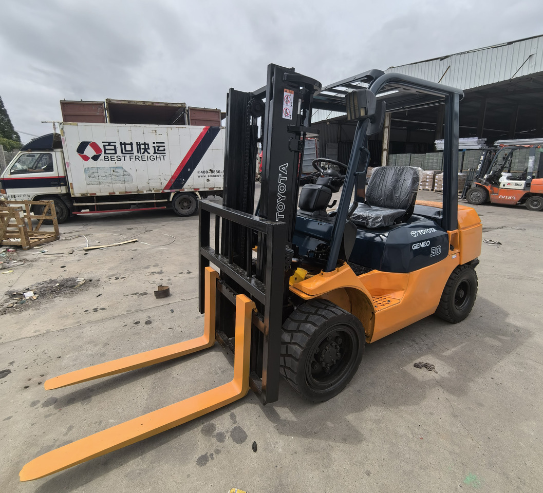 Used Toyota FD30 forklift - Empilhador a diesel: foto 1 Used Toyota FD30 forklift - Empilhador a diesel: foto 1