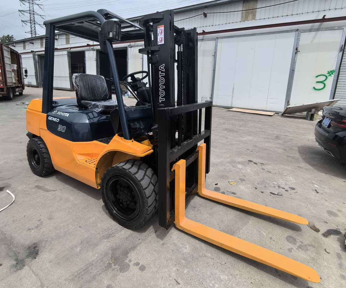 Used Toyota FD30 forklift - Empilhador a diesel: foto 4 Used Toyota FD30 forklift - Empilhador a diesel: foto 4