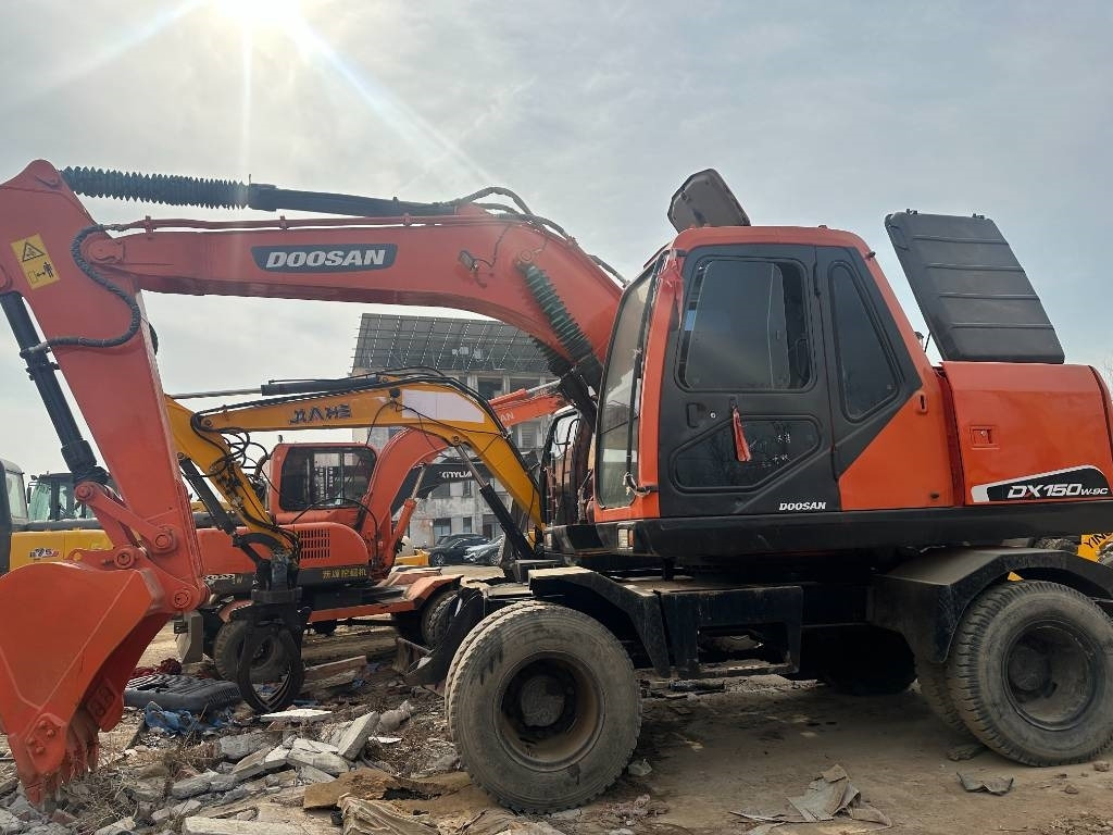 Doosan 150 - Escavadeira de rodas: foto 1 Doosan 150 - Escavadeira de rodas: foto 1