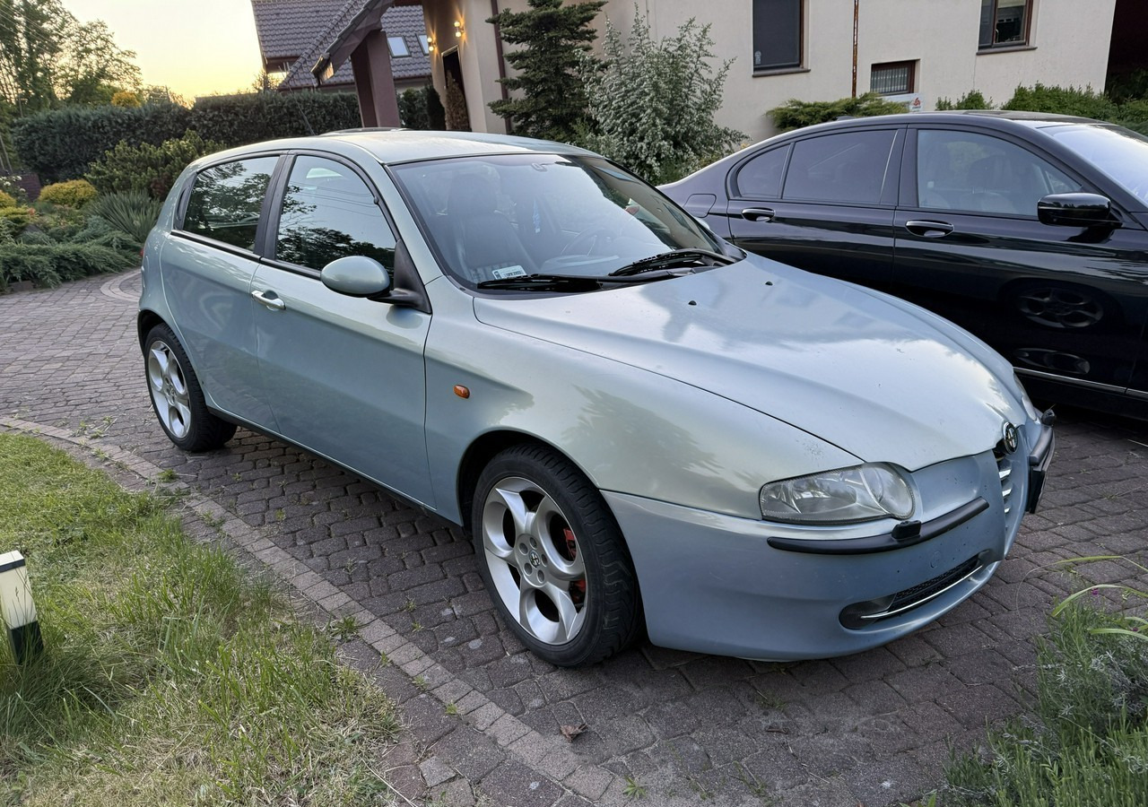 Alfa Romeo 147 Alfa Romeo 147 Klima 1.9 jtd-140KM - Automóvel: foto 1 Alfa Romeo 147 Alfa Romeo 147 Klima 1.9 jtd-140KM - Automóvel: foto 1