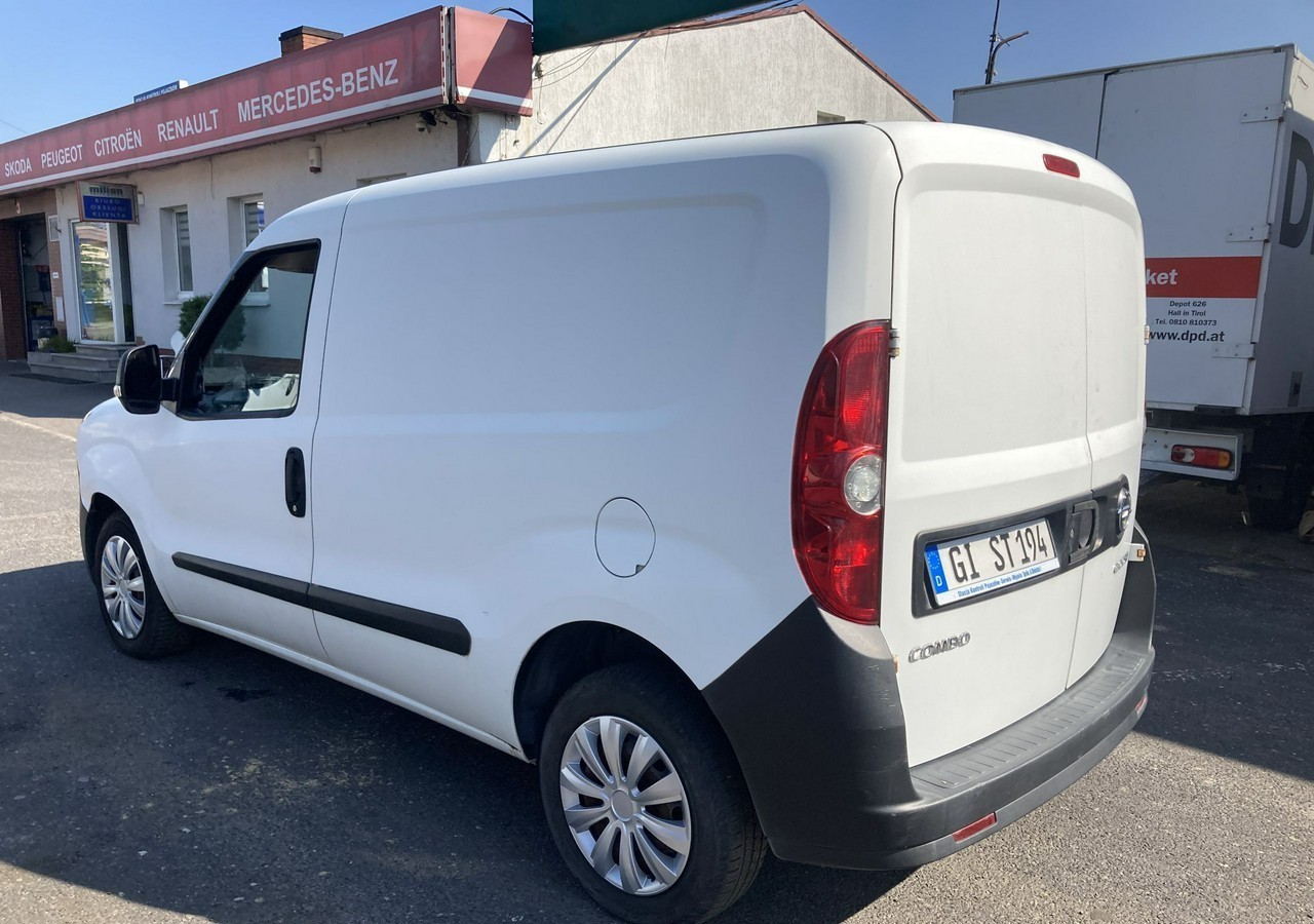Fiat Doblo Fiat Doblo 1,3 jtd ECO Flex chłodnia do leków 2013 - Furgão: foto 3 Fiat Doblo Fiat Doblo 1,3 jtd ECO Flex chłodnia do leków 2013 - Furgão: foto 3