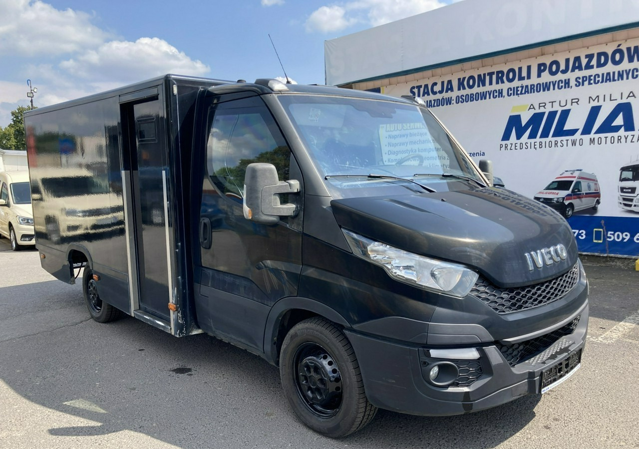 Iveco Daily Iveco 35-130 Bankowóz Kuloodporny Opancerzony Pancerny 2015 - Carrinha de contentor: foto 1 Iveco Daily Iveco 35-130 Bankowóz Kuloodporny Opancerzony Pancerny 2015 - Carrinha de contentor: foto 1