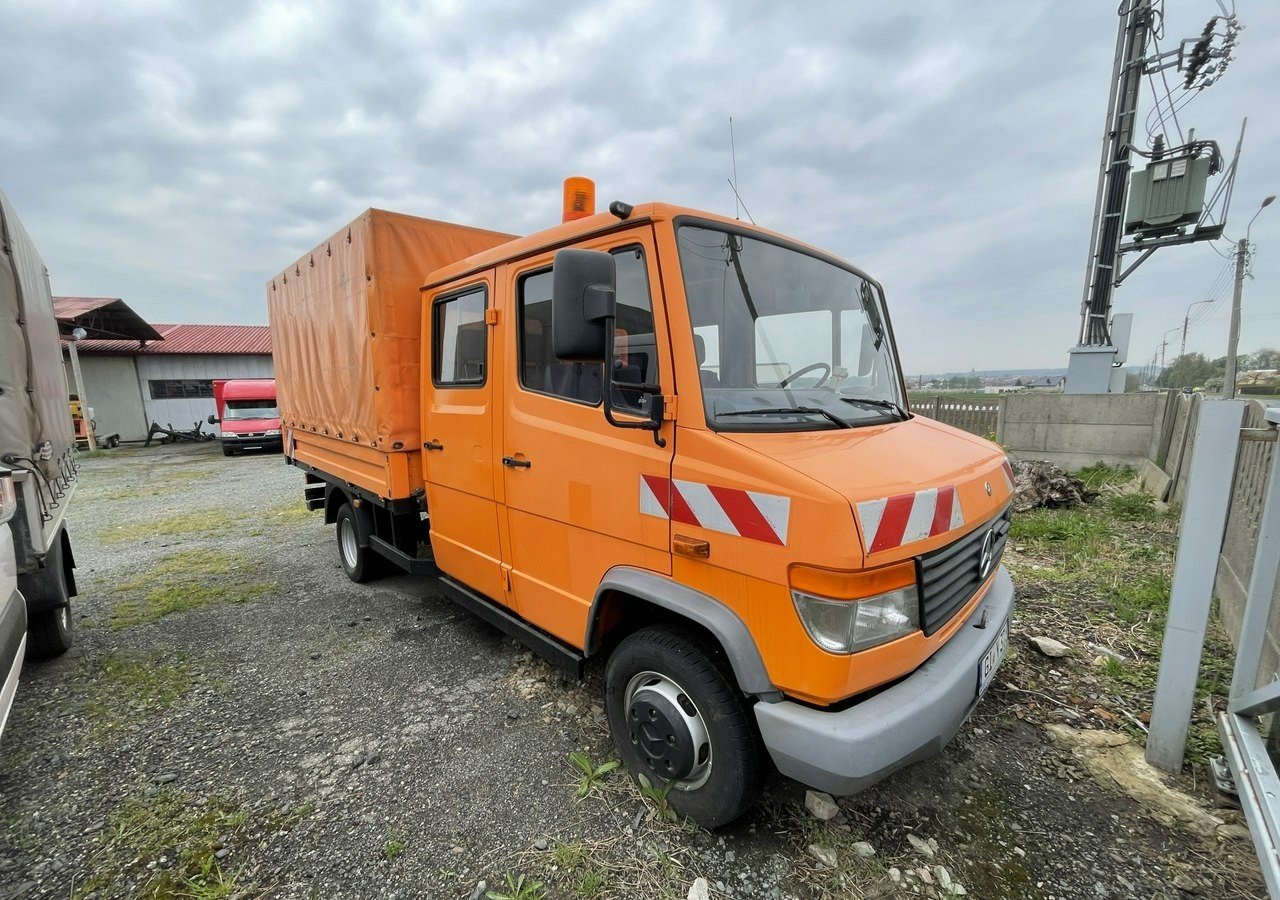 Mercedes-Benz Inny Mercedes-Benz Vario 614 Brygadówka skrzynia plandeka 6-oso doka dokka 2004 - Camião de lona: foto 1 Mercedes-Benz Inny Mercedes-Benz Vario 614 Brygadówka skrzynia plandeka 6-oso doka dokka 2004 - Camião de lona: foto 1