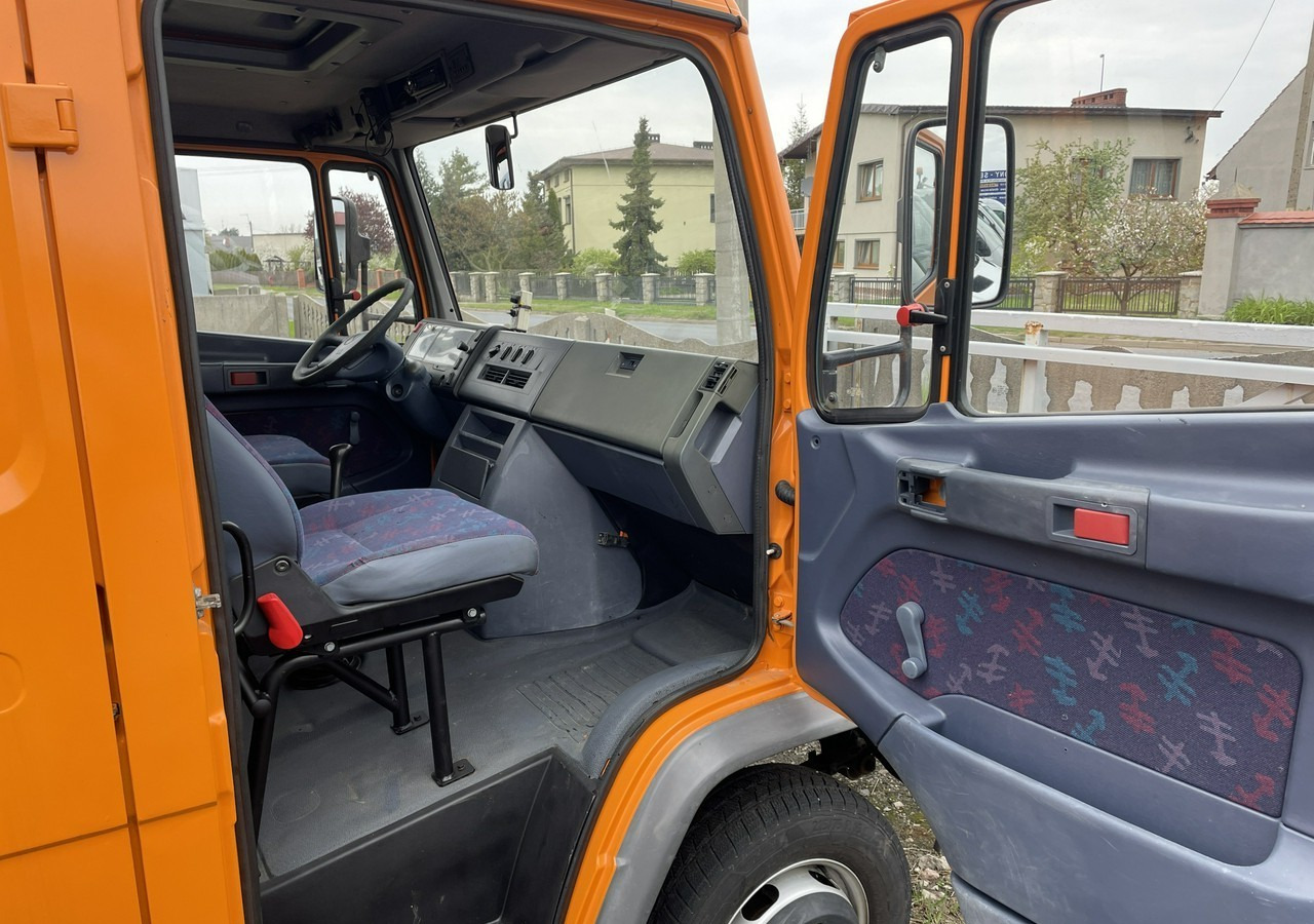 Mercedes-Benz Inny Mercedes-Benz Vario 614 Brygadówka skrzynia plandeka 6-oso doka dokka 2004 - Camião de lona: foto 4 Mercedes-Benz Inny Mercedes-Benz Vario 614 Brygadówka skrzynia plandeka 6-oso doka dokka 2004 - Camião de lona: foto 4