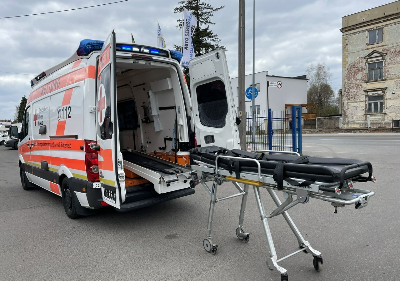 Volkswagen Crafter Crafter 2.0-163KM Karetka Ambulans Wyposażony Model 2016 - Ambulância: foto 1 Volkswagen Crafter Crafter 2.0-163KM Karetka Ambulans Wyposażony Model 2016 - Ambulância: foto 1