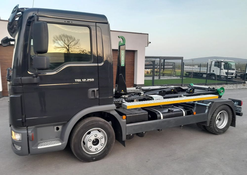 MAN TGL 12.250 nowe urządzenie hakowe SKIBICKI HKS 8/3300 ATEGO / TGM - Camião polibenne: foto 1 MAN TGL 12.250 nowe urządzenie hakowe SKIBICKI HKS 8/3300 ATEGO / TGM - Camião polibenne: foto 1