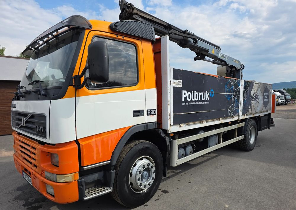 Volvo FM7 - Camião de caixa aberta/ Plataforma, Camião grua: foto 1 Volvo FM7 - Camião de caixa aberta/ Plataforma, Camião grua: foto 1