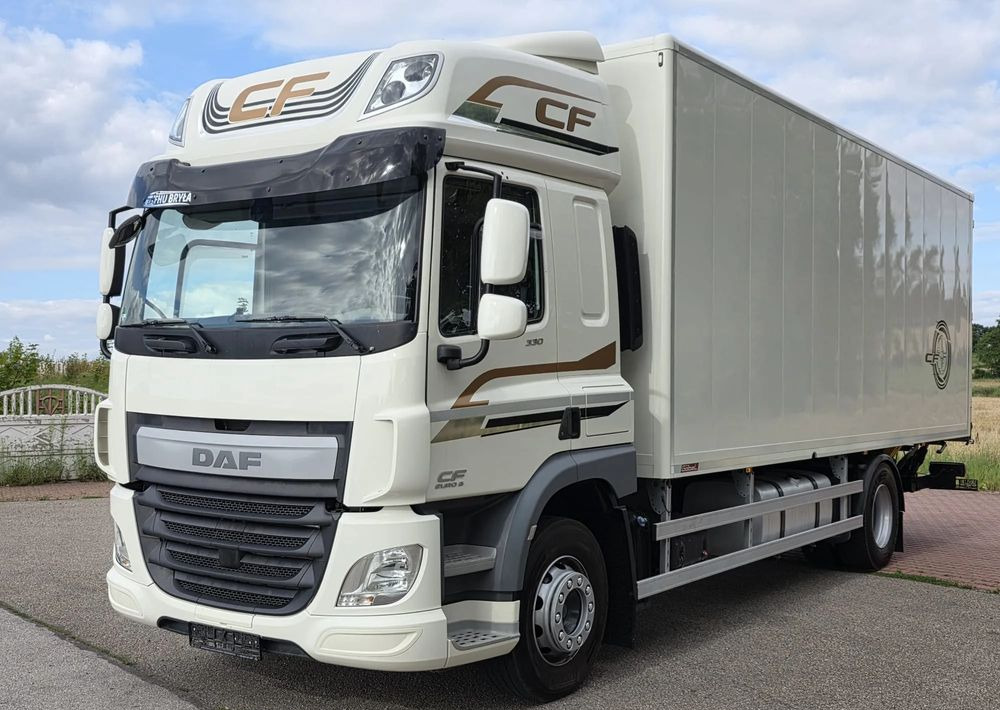 DAF CF 330 / 10.2017 / KONTENER MEBLOWY / IZOTERMA / WINDA / 18 PALET / E6 / NISKI PRZEBIEG / Z NIEMIEC / JAK NOWY / DUŻY SILNIK 10 837cm3// - Camião furgão: foto 2 DAF CF 330 / 10.2017 / KONTENER MEBLOWY / IZOTERMA / WINDA / 18 PALET / E6 / NISKI PRZEBIEG / Z NIEMIEC / JAK NOWY / DUŻY SILNIK 10 837cm3// - Camião furgão: foto 2