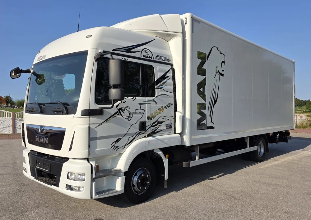 MAN TGL 12.250 / KONTENER / IZOTERMA / WINDA / 2019R / EURO 6 / PEŁEN SERWIS / 6 TON ŁADOWNOŚĆ / SPROWADZONY / ZADBANY / JAK NOWY / KSIĄŻKA SERWISOWA / E6 / 17 PALET - Camião furgão: foto 1 MAN TGL 12.250 / KONTENER / IZOTERMA / WINDA / 2019R / EURO 6 / PEŁEN SERWIS / 6 TON ŁADOWNOŚĆ / SPROWADZONY / ZADBANY / JAK NOWY / KSIĄŻKA SERWISOWA / E6 / 17 PALET - Camião furgão: foto 1