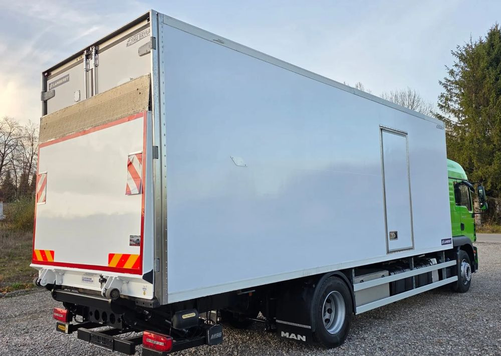 MAN TGM 18.320 / 18.290 / 15.290 / IZOTERMA / WINDA / 19PALET / E6 / 08.2018 / LIFT / SPROWADZONY / AUTOMAT / SYPIALKA / PIERWSZY WŁAŚCICIEL / BOCZNE DRZWI / STAN BARDZO DOBRY - Camião frigorífico: foto 5 MAN TGM 18.320 / 18.290 / 15.290 / IZOTERMA / WINDA / 19PALET / E6 / 08.2018 / LIFT / SPROWADZONY / AUTOMAT / SYPIALKA / PIERWSZY WŁAŚCICIEL / BOCZNE DRZWI / STAN BARDZO DOBRY - Camião frigorífico: foto 5