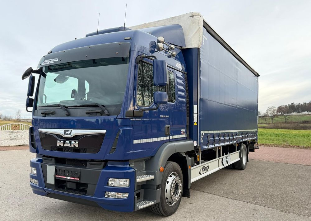 MAN TGM 18.340 / FIRANKA / LIFT / SPROWADZONY / KLIMA POSTOJOWA / 2017 / 9700 ŁADOWNOŚĆ / AUTOMAT / 18 PALET / E6 / WINDA / - Camião de lona: foto 2 MAN TGM 18.340 / FIRANKA / LIFT / SPROWADZONY / KLIMA POSTOJOWA / 2017 / 9700 ŁADOWNOŚĆ / AUTOMAT / 18 PALET / E6 / WINDA / - Camião de lona: foto 2