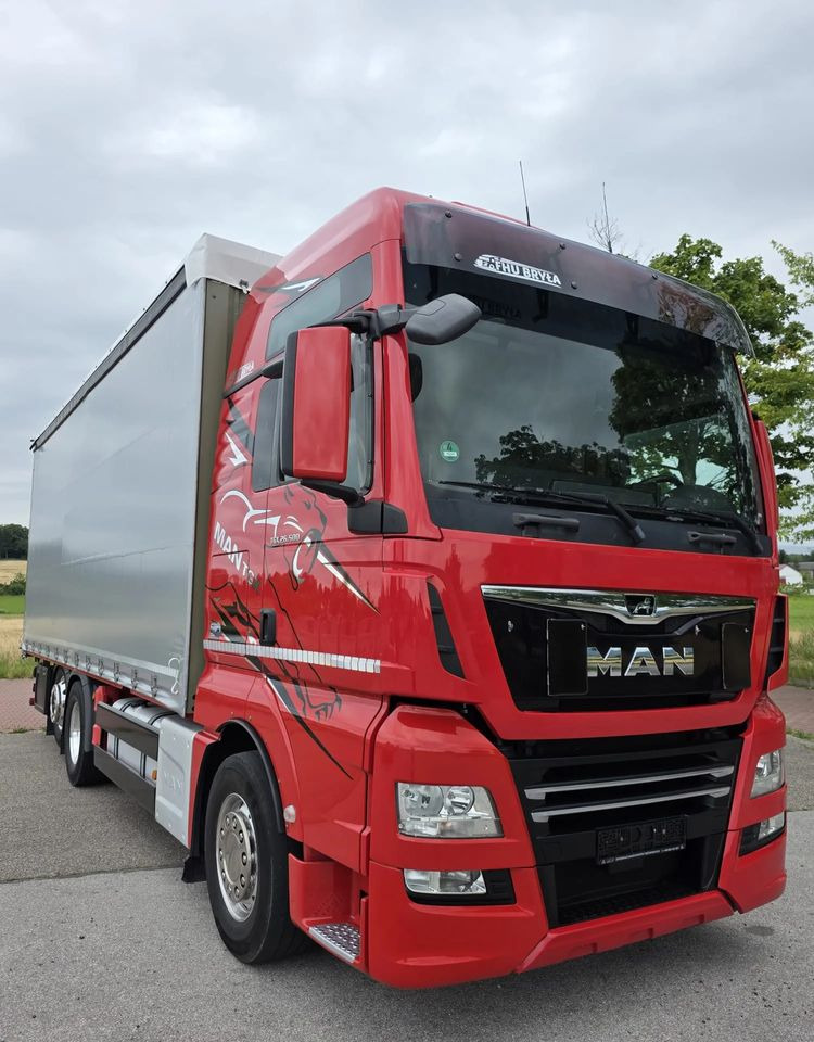 MAN TGX 26.500 / ALUMINIOWE FELGI / LIFT / 6X2 / KLIMA POSTOJOWA / 18PALET / E6 / FIRANKA / 17 TON ŁADOWNOŚĆ / WINDA / NISKI PRZEBIEG / JEDEN WŁAŚCICIEL / PODWIESZANA OŚ - Camião de lona: foto 3 MAN TGX 26.500 / ALUMINIOWE FELGI / LIFT / 6X2 / KLIMA POSTOJOWA / 18PALET / E6 / FIRANKA / 17 TON ŁADOWNOŚĆ / WINDA / NISKI PRZEBIEG / JEDEN WŁAŚCICIEL / PODWIESZANA OŚ - Camião de lona: foto 3