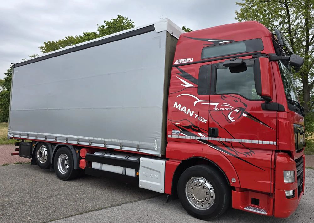 MAN TGX 26.500 / ALUMINIOWE FELGI / LIFT / 6X2 / KLIMA POSTOJOWA / 18PALET / E6 / FIRANKA / 17 TON ŁADOWNOŚĆ / WINDA / NISKI PRZEBIEG / JEDEN WŁAŚCICIEL / PODWIESZANA OŚ - Camião de lona: foto 1 MAN TGX 26.500 / ALUMINIOWE FELGI / LIFT / 6X2 / KLIMA POSTOJOWA / 18PALET / E6 / FIRANKA / 17 TON ŁADOWNOŚĆ / WINDA / NISKI PRZEBIEG / JEDEN WŁAŚCICIEL / PODWIESZANA OŚ - Camião de lona: foto 1