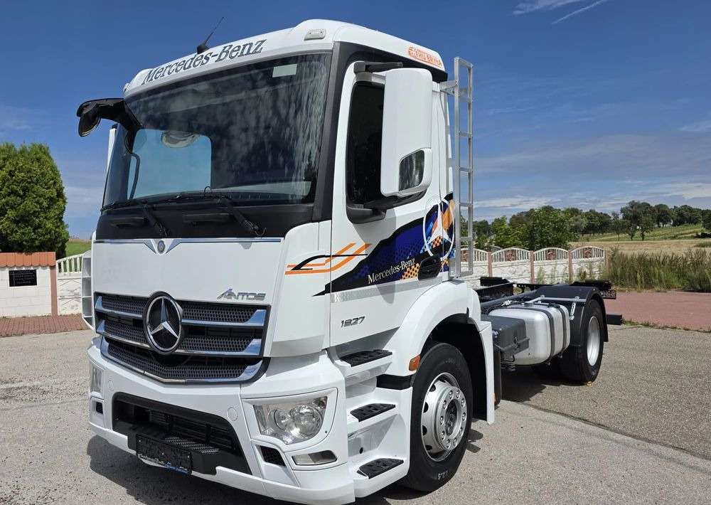 Mercedes-Benz ANTOS 1827 / ATEGO / ACTROS / E6 / ROZSTAW OSI 3.75M / WYWROT / BECZKA / UTRZYMANIE DRÓG / HAKOWIEC / SPROWADZONY / PIERWSZY WŁAŚCICIEL / STAN BDB - Camião chassi: foto 1 Mercedes-Benz ANTOS 1827 / ATEGO / ACTROS / E6 / ROZSTAW OSI 3.75M / WYWROT / BECZKA / UTRZYMANIE DRÓG / HAKOWIEC / SPROWADZONY / PIERWSZY WŁAŚCICIEL / STAN BDB - Camião chassi: foto 1