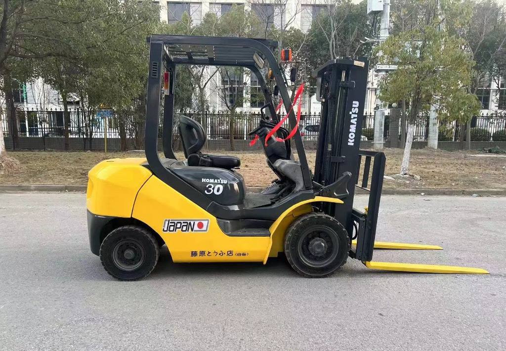 Komatsu 30 30 - Empilhador a diesel: foto 1 Komatsu 30 30 - Empilhador a diesel: foto 1