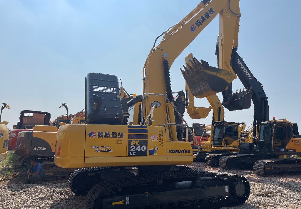 Komatsu PC 240 PC220 PC240-8 - Escavadora de rastos: foto 1 Komatsu PC 240 PC220 PC240-8 - Escavadora de rastos: foto 1
