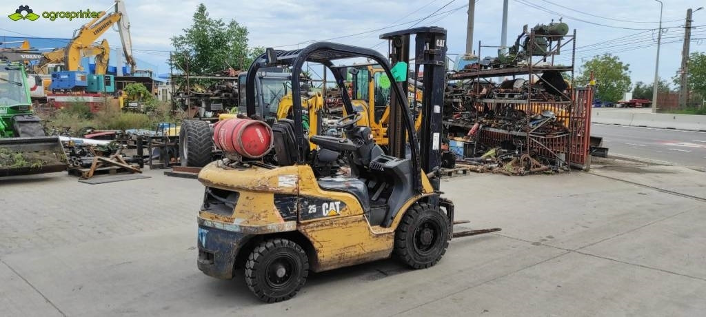 CAT GP 25 N - Empilhador a gás: foto 3 CAT GP 25 N - Empilhador a gás: foto 3
