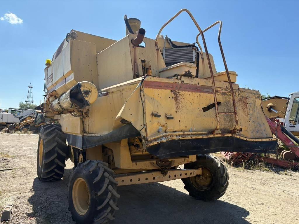 New Holland TF 44  - Ceifeira debulhadora: foto 3 New Holland TF 44  - Ceifeira debulhadora: foto 3