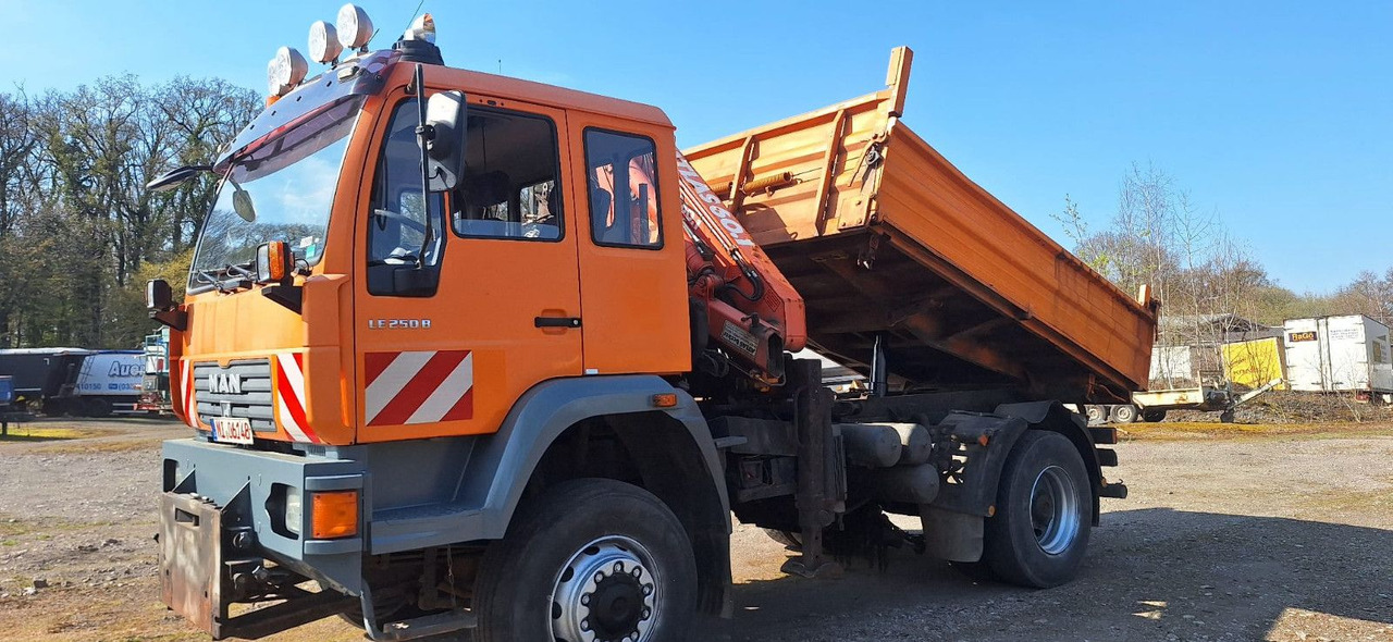 MAN TGM 18.240PS 4x4 3.S-Kipper mit Kran - Camião basculante, Camião grua: foto 1 MAN TGM 18.240PS 4x4 3.S-Kipper mit Kran - Camião basculante, Camião grua: foto 1