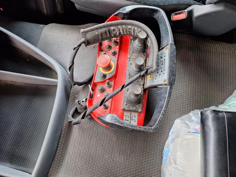 Camião de caixa aberta/ Plataforma, Camião grua Mercedes-Benz 2636 Axor 3-Achser 6x2 mit Kran PK14002+Funk: foto 15 Camião de caixa aberta/ Plataforma, Camião grua Mercedes-Benz 2636 Axor 3-Achser 6x2 mit Kran PK14002+Funk: foto 15