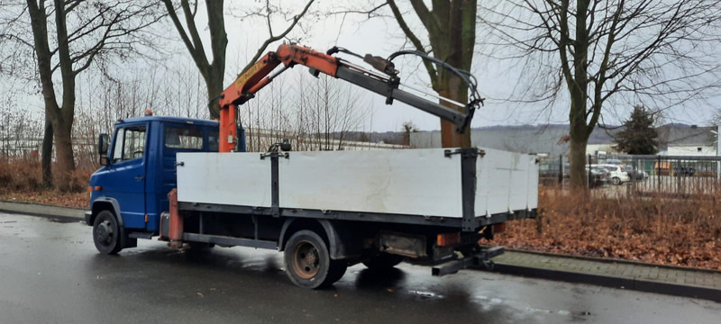 Mercedes-Benz 814 Pritsche mit Kran+Greifer - Camião de caixa aberta/ Plataforma, Camião grua: foto 2 Mercedes-Benz 814 Pritsche mit Kran+Greifer - Camião de caixa aberta/ Plataforma, Camião grua: foto 2