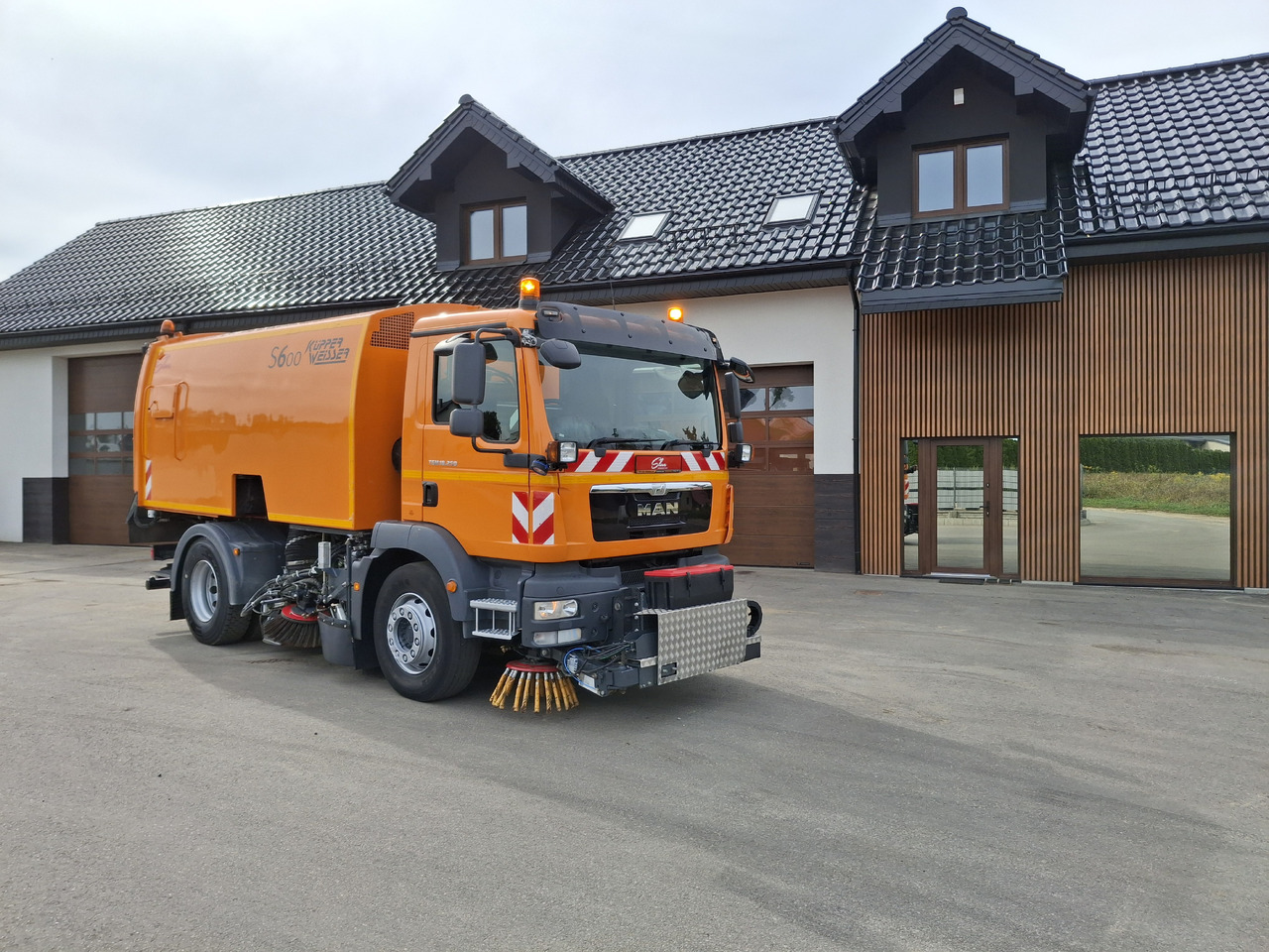 MAN TGM 18.250 Zamiatarka Kupper Weisser BROCK 2 Motoren Szczotki L/R PM10 Odchwaszczarka - Varredora urbana: foto 1 MAN TGM 18.250 Zamiatarka Kupper Weisser BROCK 2 Motoren Szczotki L/R PM10 Odchwaszczarka - Varredora urbana: foto 1
