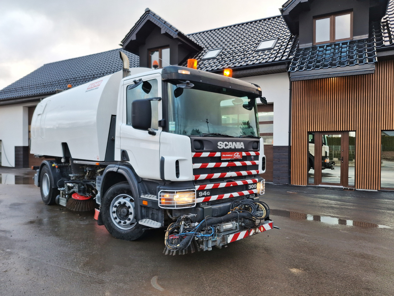 SCANIA 94G Zamiatarka Kehrmaschine BUCHER L/R Frontbürste 2 Motoren Odchwaszczarka Przednia Szczotka - Varredora urbana: foto 1 SCANIA 94G Zamiatarka Kehrmaschine BUCHER L/R Frontbürste 2 Motoren Odchwaszczarka Przednia Szczotka - Varredora urbana: foto 1