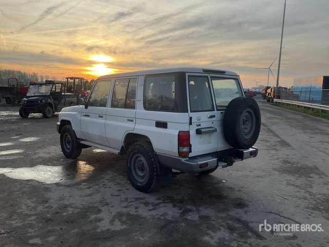 Toyota Land Cruiser SUV - SUV: foto 2 Toyota Land Cruiser SUV - SUV: foto 2