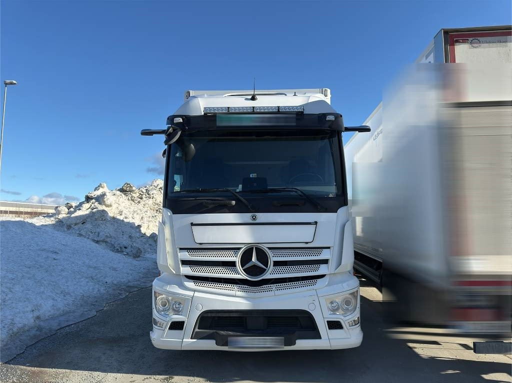 Mercedes-Benz Actros 1833 - Camião furgão: foto 3 Mercedes-Benz Actros 1833 - Camião furgão: foto 3