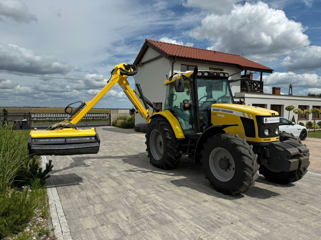 Massey Ferguson 6445 z kosiarką wysięgnikową do poboczy Rousseau T hénor 510 L FI - Trator: foto 1 Massey Ferguson 6445 z kosiarką wysięgnikową do poboczy Rousseau T hénor 510 L FI - Trator: foto 1