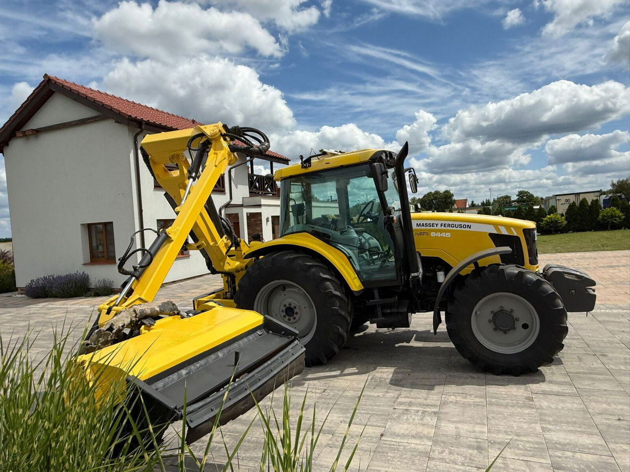 Massey Ferguson 6445 z kosiarką wysięgnikową do poboczy Rousseau T hénor 510 L FI - Trator: foto 4 Massey Ferguson 6445 z kosiarką wysięgnikową do poboczy Rousseau T hénor 510 L FI - Trator: foto 4
