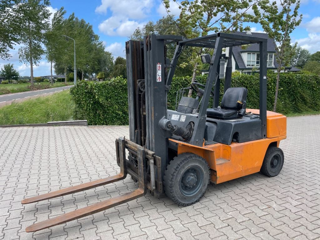 Nissan FJ02A25U 2.5 ton diesel triplo freelift heftruck - Empilhador: foto 1 Nissan FJ02A25U 2.5 ton diesel triplo freelift heftruck - Empilhador: foto 1