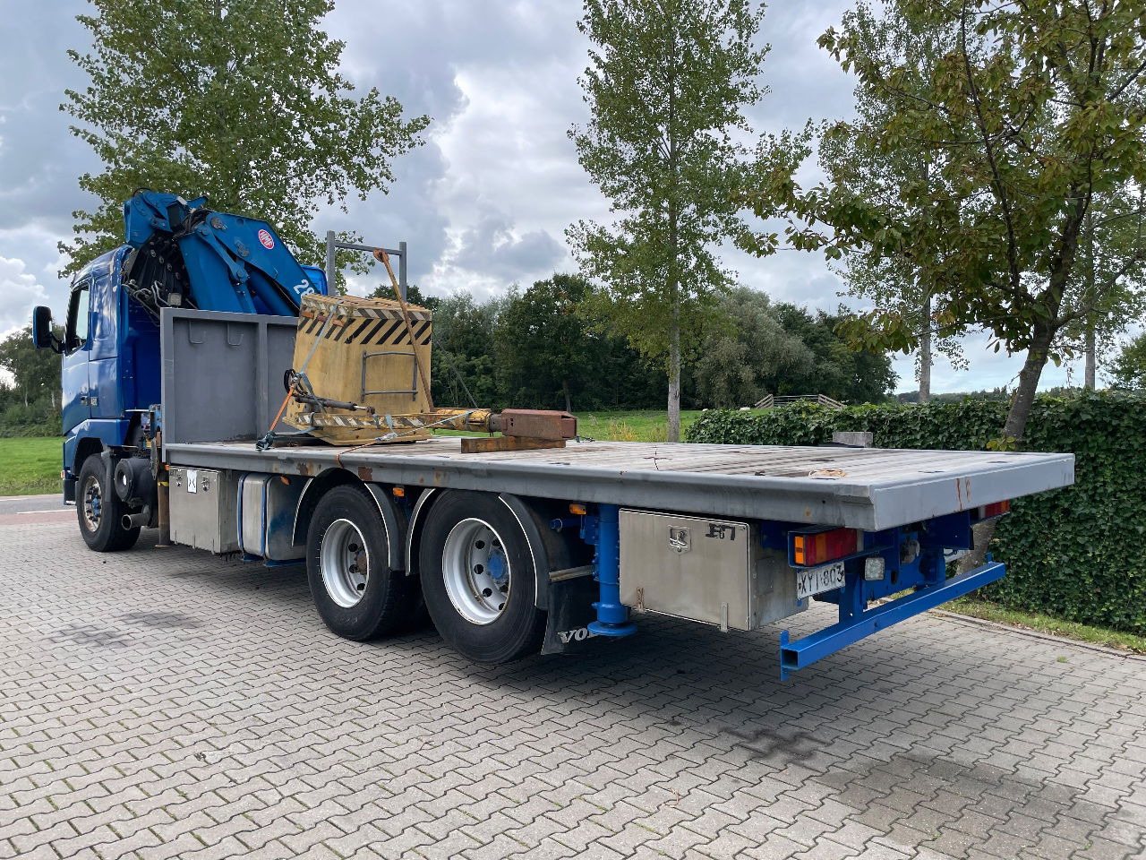 Volvo FH 16 FH16 420 with HMF 2820 crane with jib and front stamps Very Good Condition - Camião grua: foto 3 Volvo FH 16 FH16 420 with HMF 2820 crane with jib and front stamps Very Good Condition - Camião grua: foto 3