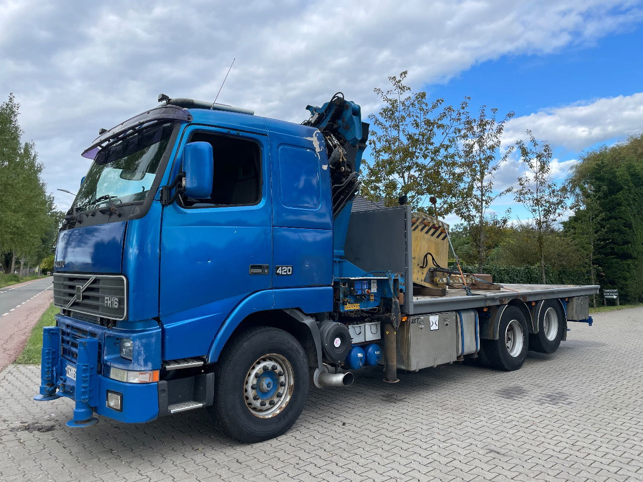 Volvo FH 16 FH16 420 with HMF 2820 crane with jib and front stamps Very Good Condition - Camião grua: foto 1 Volvo FH 16 FH16 420 with HMF 2820 crane with jib and front stamps Very Good Condition - Camião grua: foto 1