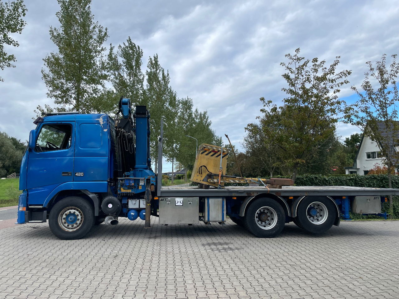 Volvo FH 16 FH16 420 with HMF 2820 crane with jib and front stamps Very Good Condition - Camião grua: foto 2 Volvo FH 16 FH16 420 with HMF 2820 crane with jib and front stamps Very Good Condition - Camião grua: foto 2