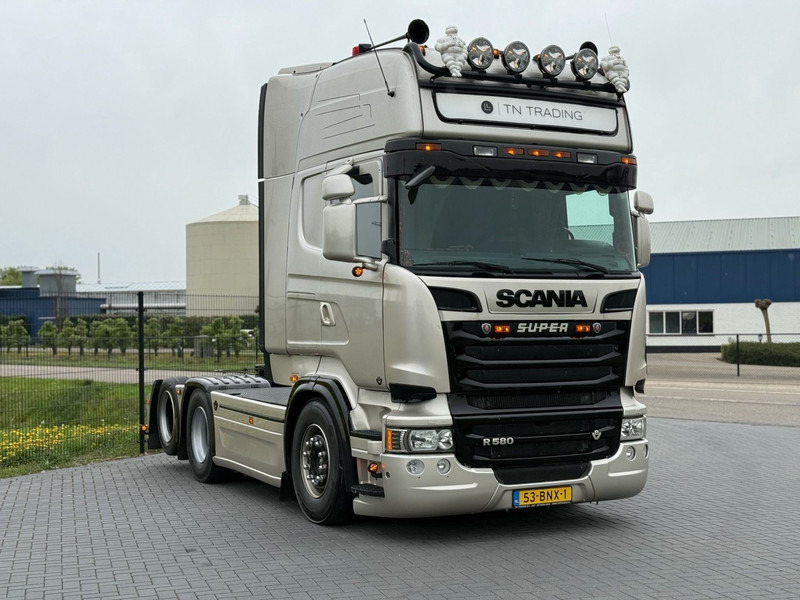 Scania R 580 SHOWTRUCK, VOLLUCHT, VOL SPOILER, RETARDER, SCHUIFSCHOTEL. - Tractor: foto 1 Scania R 580 SHOWTRUCK, VOLLUCHT, VOL SPOILER, RETARDER, SCHUIFSCHOTEL. - Tractor: foto 1