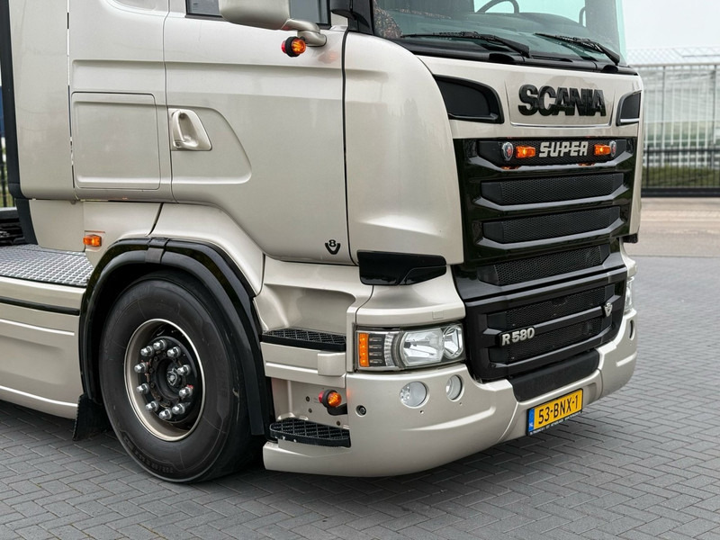 Scania R 580 SHOWTRUCK, VOLLUCHT, VOL SPOILER, RETARDER, SCHUIFSCHOTEL. - Tractor: foto 2 Scania R 580 SHOWTRUCK, VOLLUCHT, VOL SPOILER, RETARDER, SCHUIFSCHOTEL. - Tractor: foto 2