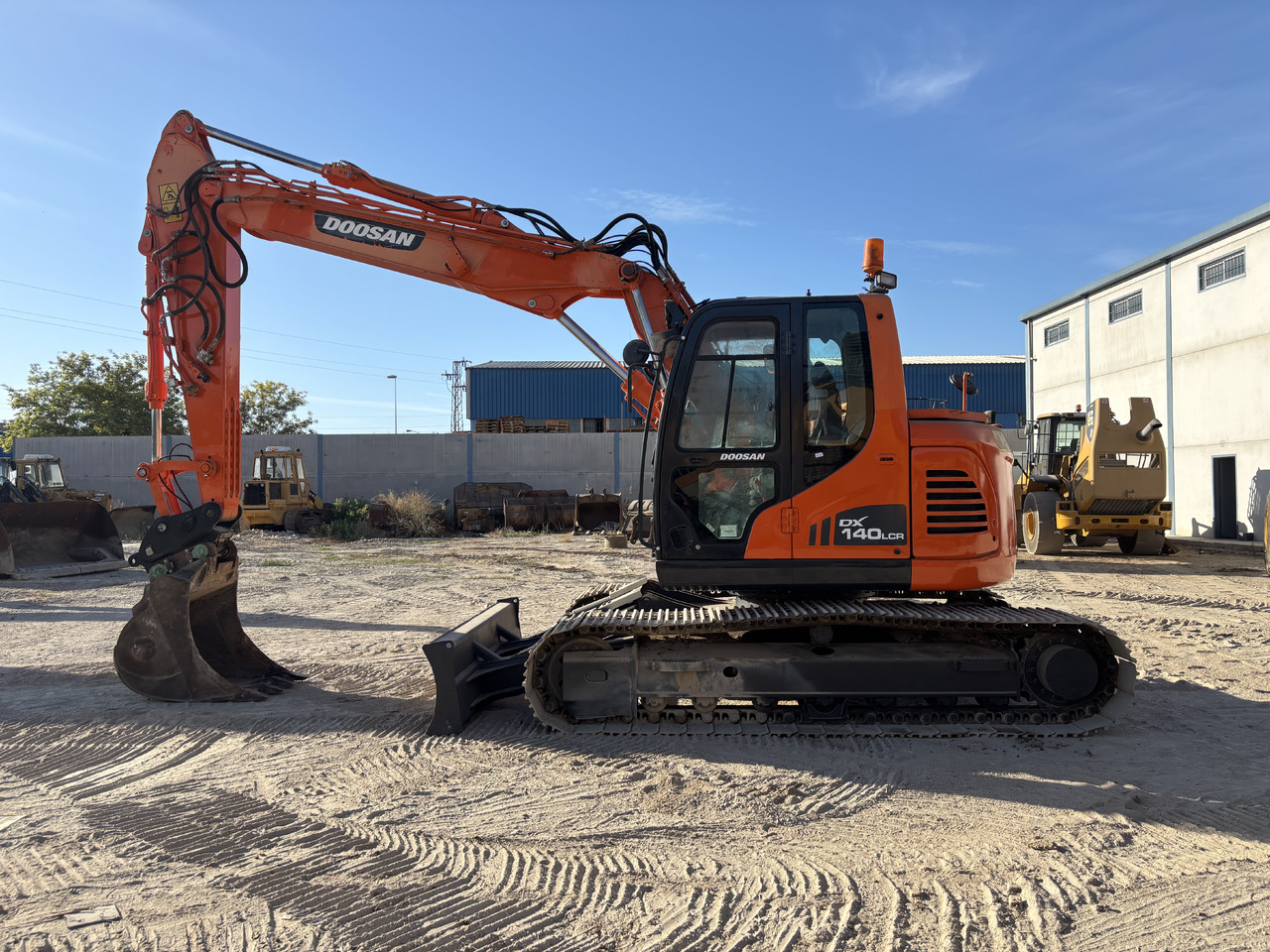 DOOSAN DX140-3 - Escavadora de rastos: foto 2 DOOSAN DX140-3 - Escavadora de rastos: foto 2