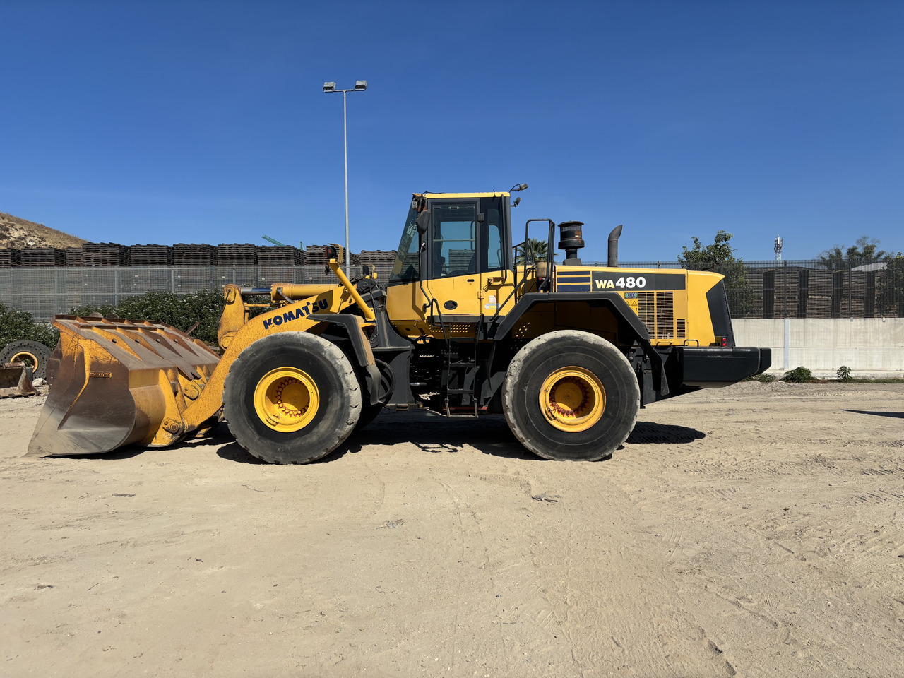 KOMATSU WA480-6 - Pá carregadora de rodas: foto 2 KOMATSU WA480-6 - Pá carregadora de rodas: foto 2