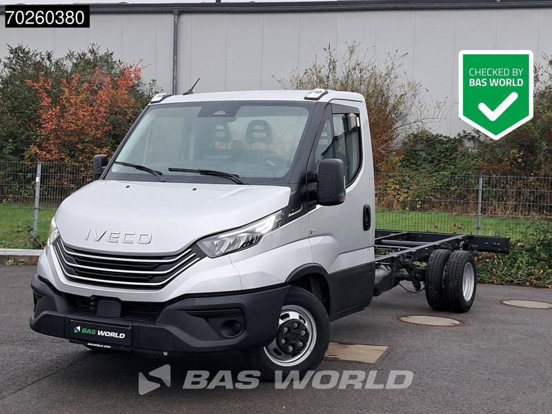 Iveco Daily 35C21 Neu! 3.0L 2025-Modell Automatik 210PS Radstand 410 Fahrgestell Doppelbereifung LED ACC Klima Euro6 Chassis A/C - Veículo comercial: foto 1 Iveco Daily 35C21 Neu! 3.0L 2025-Modell Automatik 210PS Radstand 410 Fahrgestell Doppelbereifung LED ACC Klima Euro6 Chassis A/C - Veículo comercial: foto 1