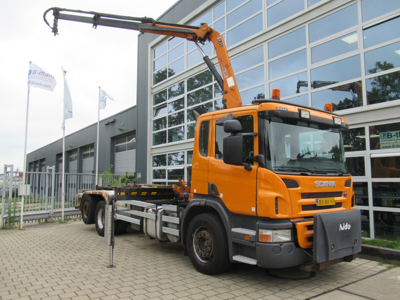 Scania P 320 B 6x2*4 + HMF 835 + HYVA Haakarm - Camião polibenne, Camião grua: foto 2 Scania P 320 B 6x2*4 + HMF 835 + HYVA Haakarm - Camião polibenne, Camião grua: foto 2