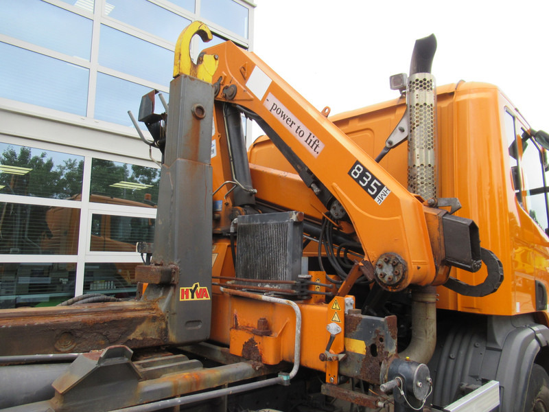 Scania P 320 B 6x2*4 + HMF 835 + HYVA Haakarm - Camião polibenne, Camião grua: foto 5 Scania P 320 B 6x2*4 + HMF 835 + HYVA Haakarm - Camião polibenne, Camião grua: foto 5