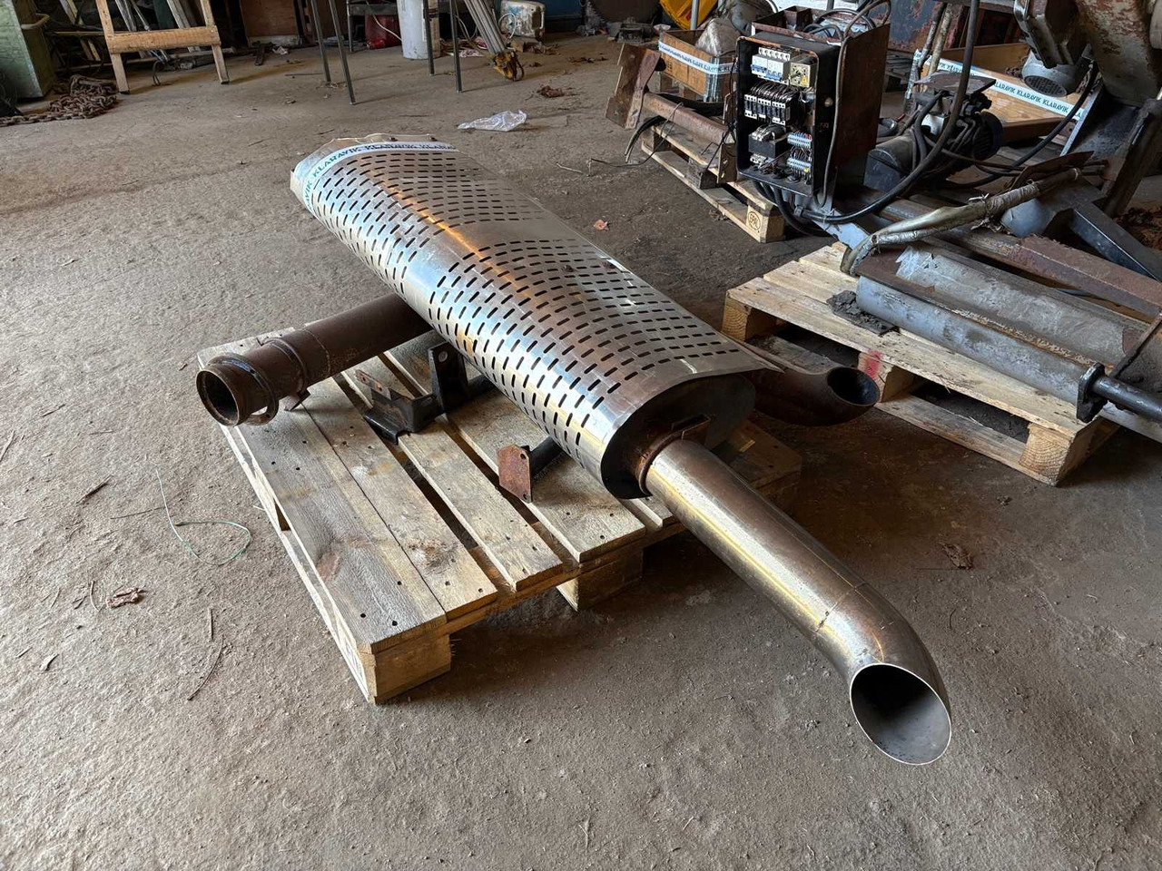 Sisu E model muffler and pipe - Silenciador para Camião: foto 3 Sisu E model muffler and pipe - Silenciador para Camião: foto 3